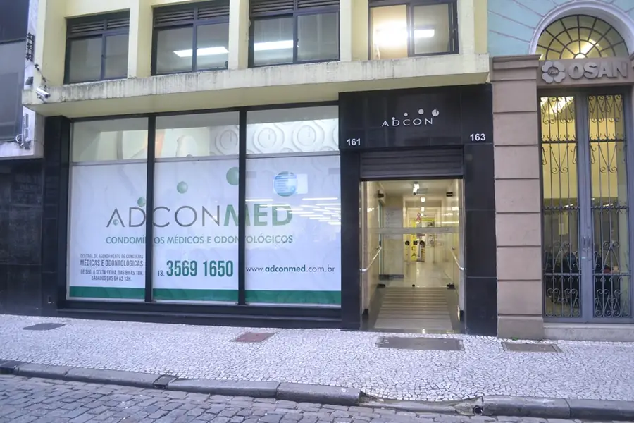 Fachada da ADCONMED em Santos, no acervo publicado pela marca